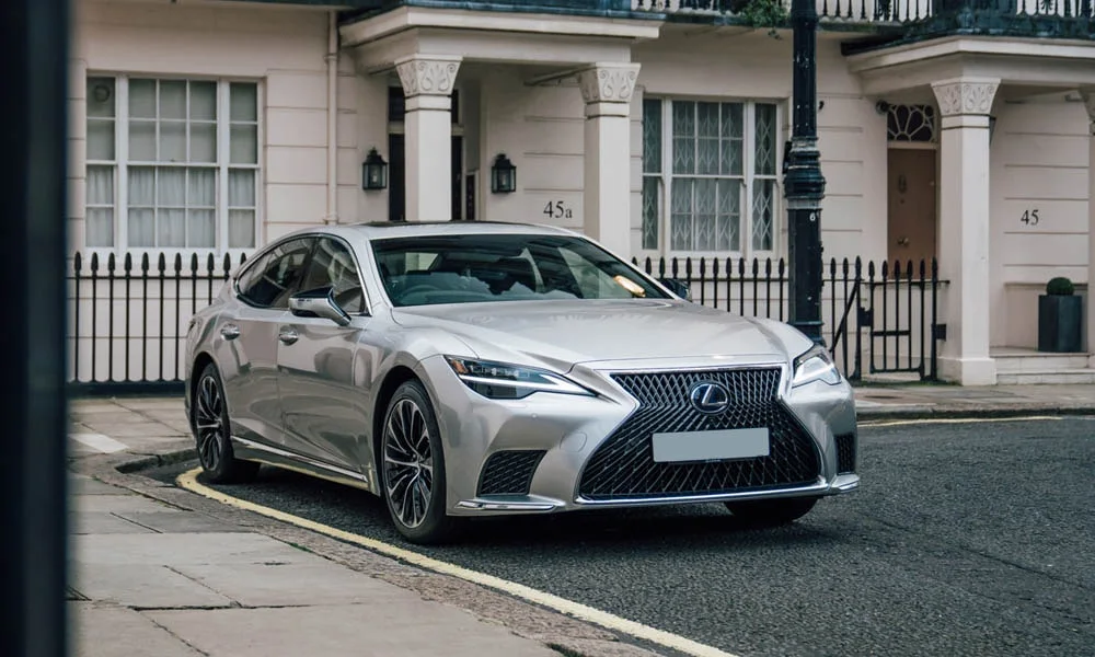 Фото Lexus LS 350 — вид спереди, фото 10. Анфас: пропорции капота, посадка кузова и графика ходовых огней. Рисунок ходовых огней — подпись модели, по нему её узнают в потоке Lexus LS 350 — вид спереди, фото 10