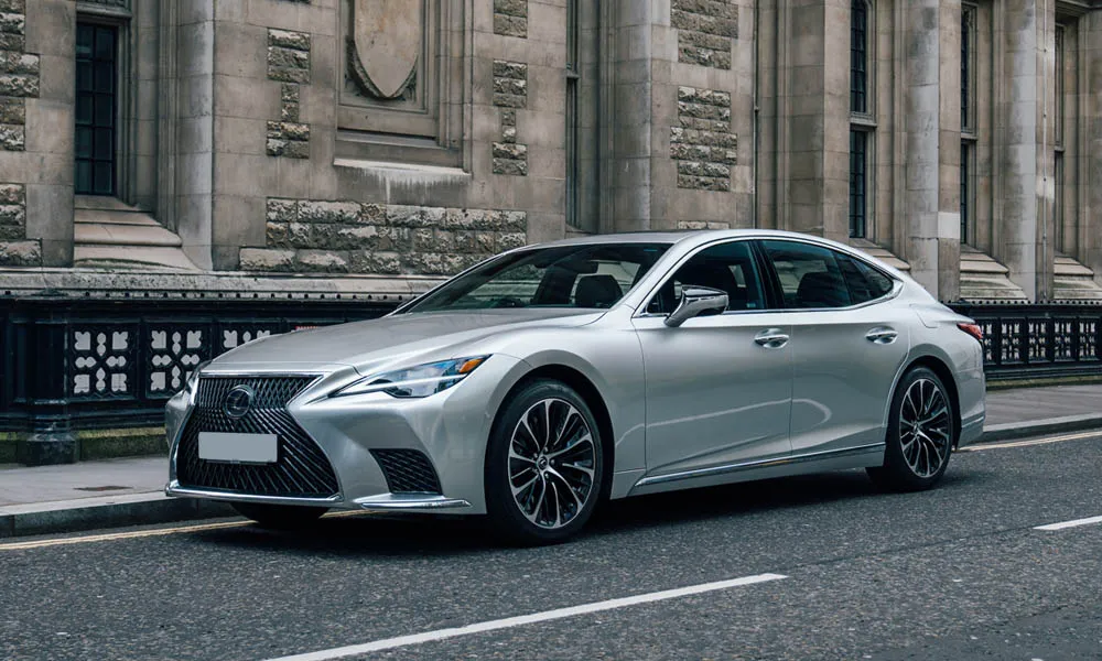 Фото Lexus LS 350 — вид спереди, фото 11. Передок в серебристом исполнении — крупная светотехника и выразительный бампер. Дневные ходовые огни включаются автоматически с запуском Lexus LS 350 — вид спереди, фото 11
