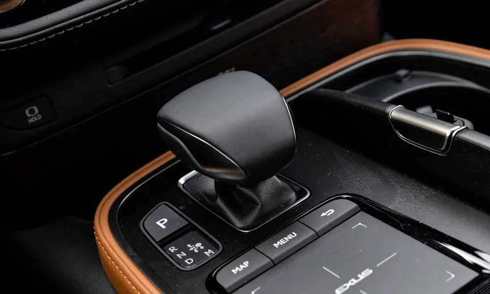 Фото Lexus LS 350 — селектор коробки передач. Селектор трансмиссии на центральной консоли. Режимы движения и электронный ручник собраны рядом с селектором Lexus LS 350 — селектор коробки передач