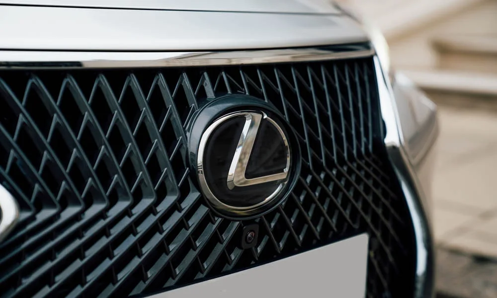 Фото Lexus LS 350 — решётка радиатора. Рисунок решётки: сетка, ламели или глухая панель у электроверсий Lexus LS 350 — решётка радиатора