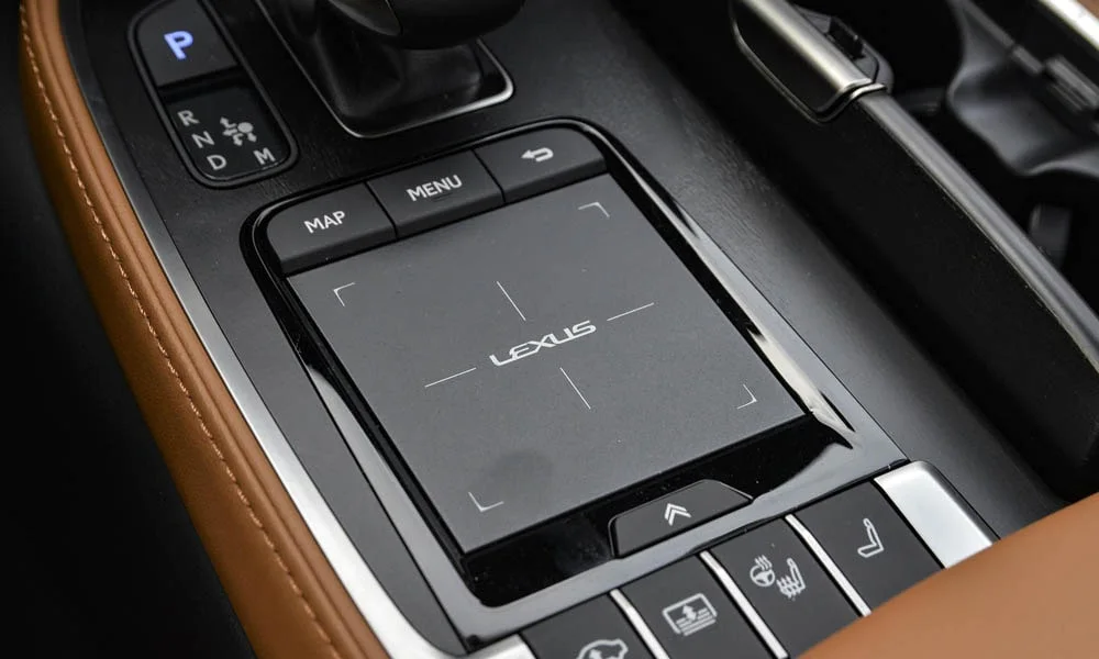 Фото Lexus LS 350 — интерьер, фото 3. Общий план салона: архитектура панели, консоль и кресла. Уровень отделки читается по стыкам панелей и мягким поверхностям в зонах касания Lexus LS 350 — интерьер, фото 3