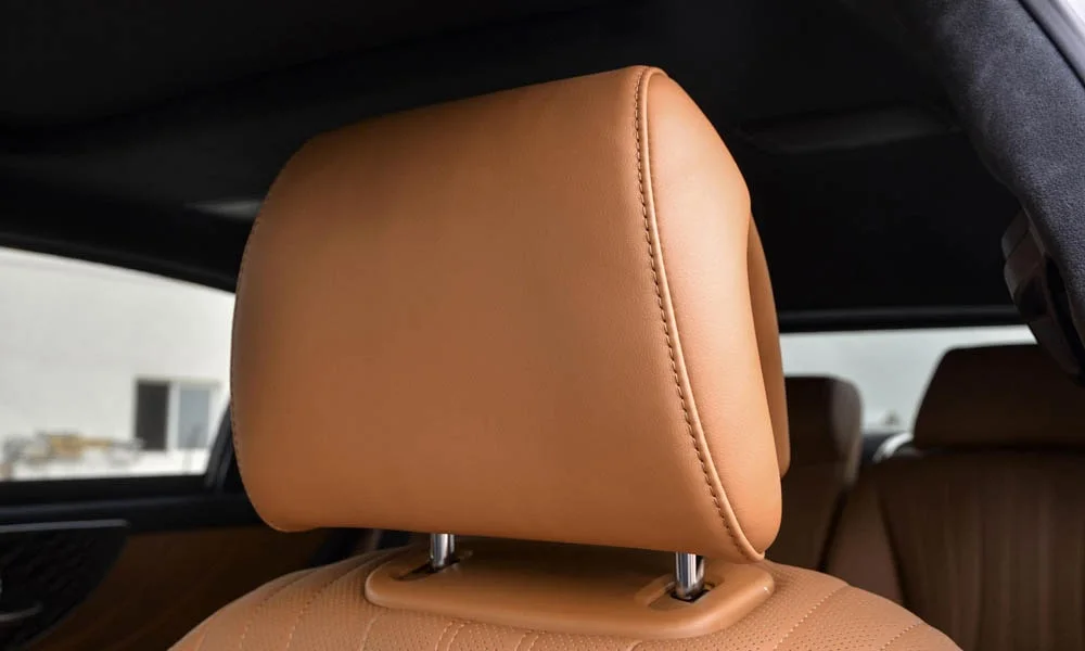 Фото Lexus LS 350 — интерьер, фото 7. Общий план салона: архитектура панели, консоль и кресла. Уровень отделки читается по стыкам панелей и мягким поверхностям в зонах касания Lexus LS 350 — интерьер, фото 7