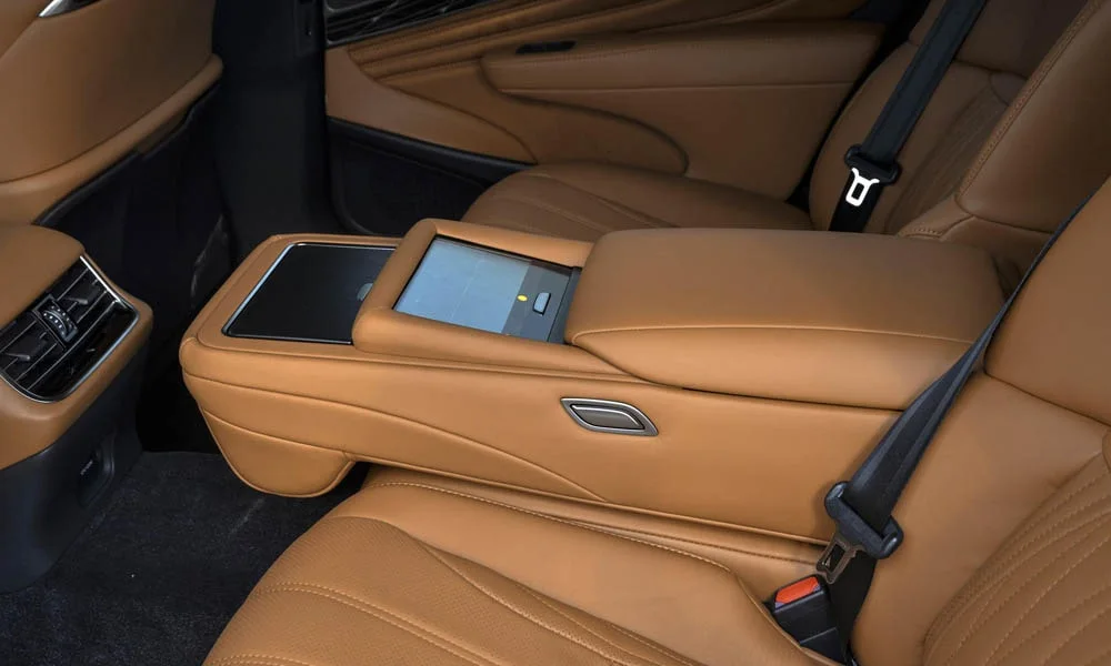 Фото Lexus LS 350 — интерьер, фото 8. Общий план салона: архитектура панели, консоль и кресла. Уровень отделки читается по стыкам панелей и мягким поверхностям в зонах касания Lexus LS 350 — интерьер, фото 8