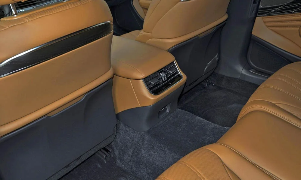 Фото Lexus LS 350 — интерьер, фото 9. Общий план салона: архитектура панели, консоль и кресла. Светлая гамма зрительно расширяет салон, тёмная — практичнее в уходе Lexus LS 350 — интерьер, фото 9