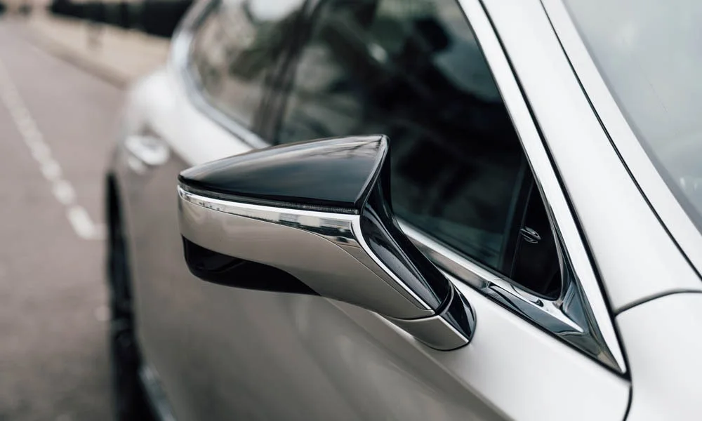 Фото Lexus LS 350 — наружное зеркало. Корпус с повторителем поворота; у ряда версий здесь же камера кругового обзора. Обогрев и электроскладывание зеркал управляются с водительской двери Lexus LS 350 — наружное зеркало