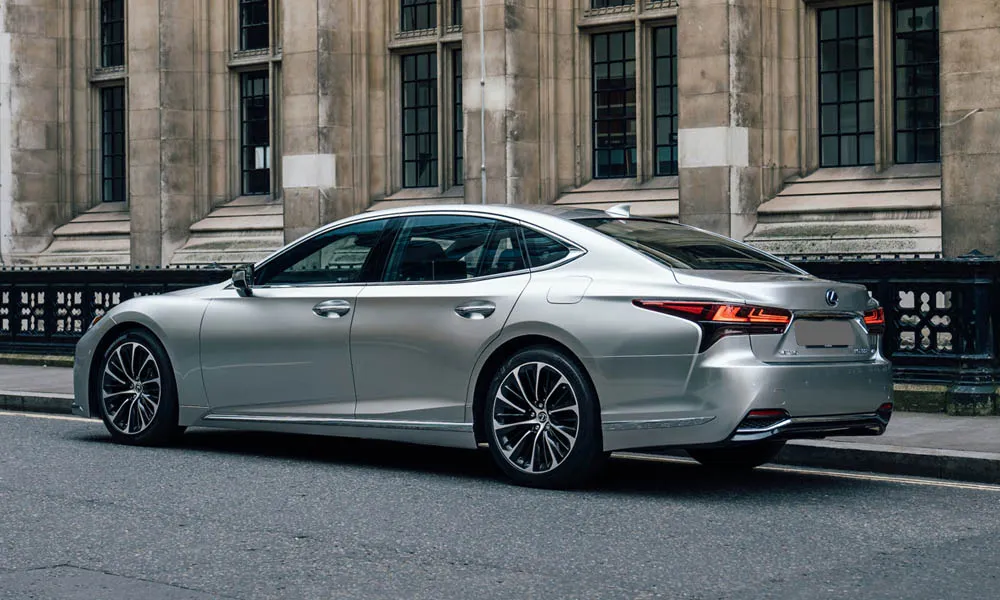 Фото Lexus LS 350 — вид сзади, фото 3. Графика фонарей, бампер и оформление пятой двери. Насадки выхлопа или их имитация внизу бампера различают версии Lexus LS 350 — вид сзади, фото 3