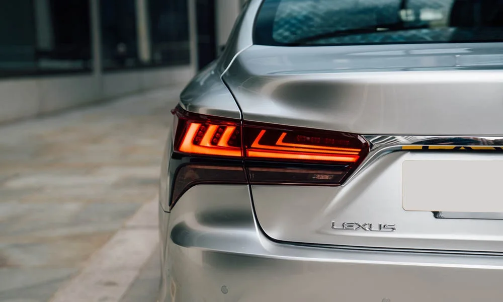 Фото Lexus LS 350 — вид сзади, фото 4. Графика фонарей, бампер и оформление пятой двери. Светодиодная полоса или раздельные секции — задняя оптика стала главным украшением кормы Lexus LS 350 — вид сзади, фото 4
