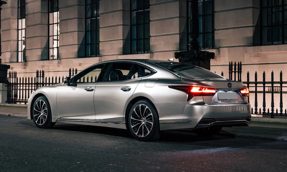 Фото Lexus LS 350 — вид сзади, фото 5. Графика фонарей, бампер и оформление пятой двери Lexus LS 350 — вид сзади, фото 5
