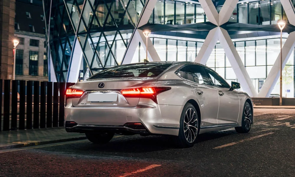 Фото Lexus LS 350 — вид сзади, фото 6. Линия крыши, стойки и задняя дверь в серебристом исполнении Lexus LS 350 — вид сзади, фото 6
