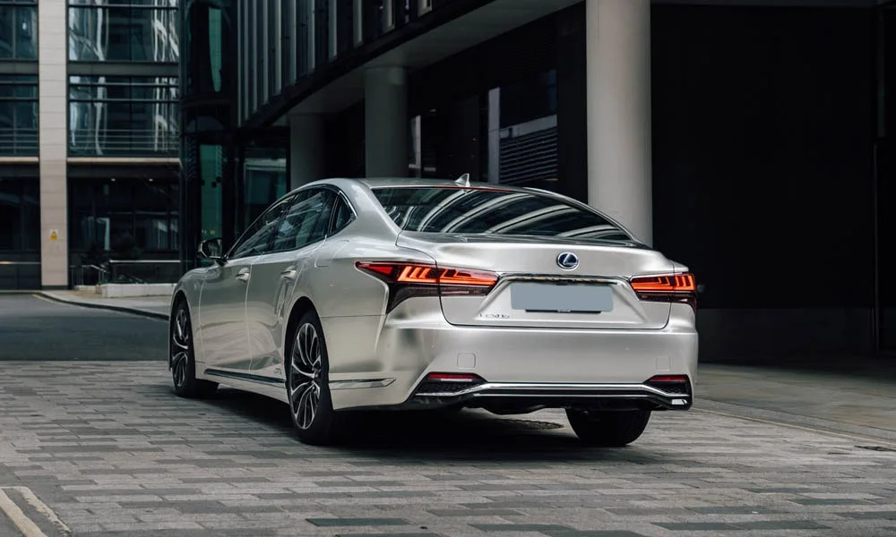 Фото Lexus LS 350 — вид сзади, фото 7. Графика фонарей, бампер и оформление пятой двери Lexus LS 350 — вид сзади, фото 7