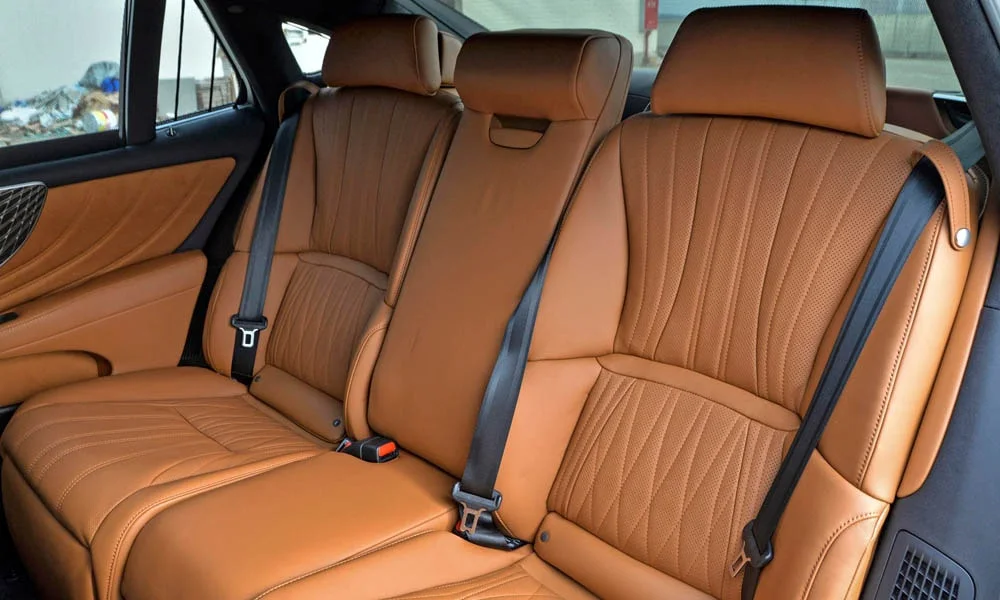 Фото Lexus LS 350 — задние сиденья. Посадка второго ряда: подголовники и подлокотник. Крепления ISOFIX для детских кресел — в основании спинки Lexus LS 350 — задние сиденья