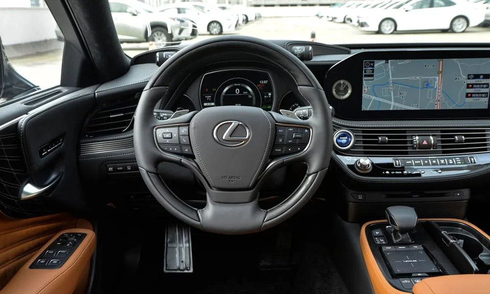 Фото Lexus LS 350 — руль. Обшивка обода и компоновка спиц крупным планом. Обогрев обода — опция, которую оценят зимой Lexus LS 350 — руль