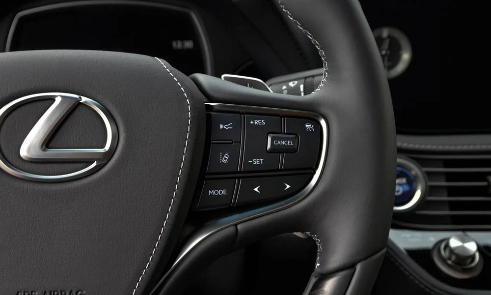 Фото Lexus LS 350 — руль, фото 3. Обшивка обода и компоновка спиц крупным планом. Обогрев обода — опция, которую оценят зимой Lexus LS 350 — руль, фото 3