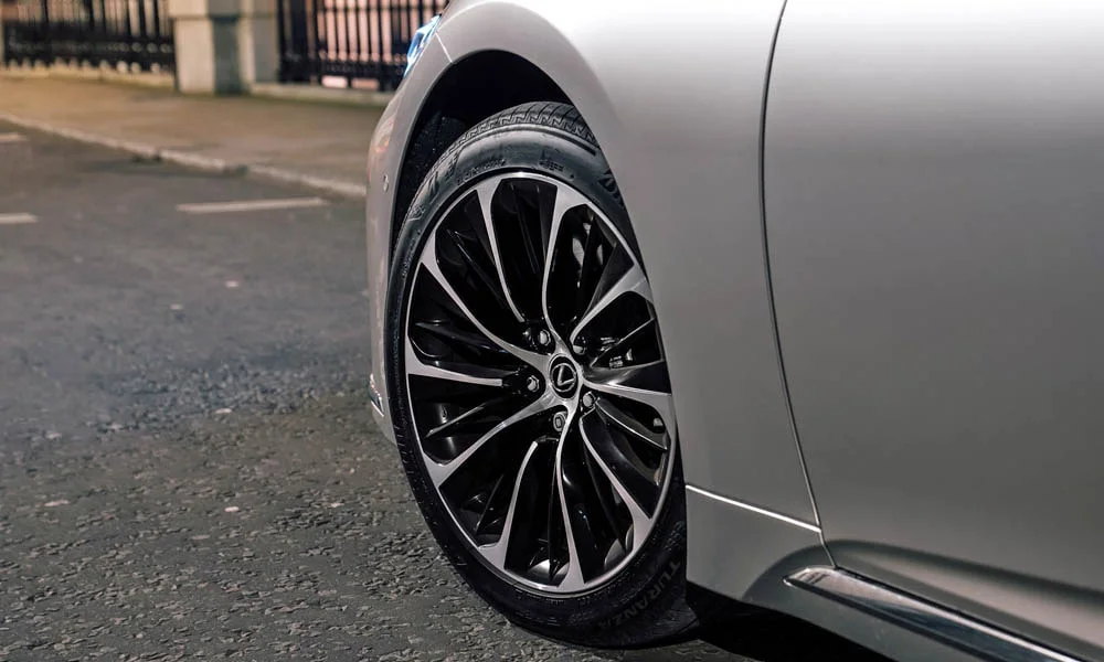 Фото Lexus LS 350 — колесо и диск. Дизайн спиц и профиль резины крупным планом. Индекс скорости и нагрузки читается на боковине шины Lexus LS 350 — колесо и диск