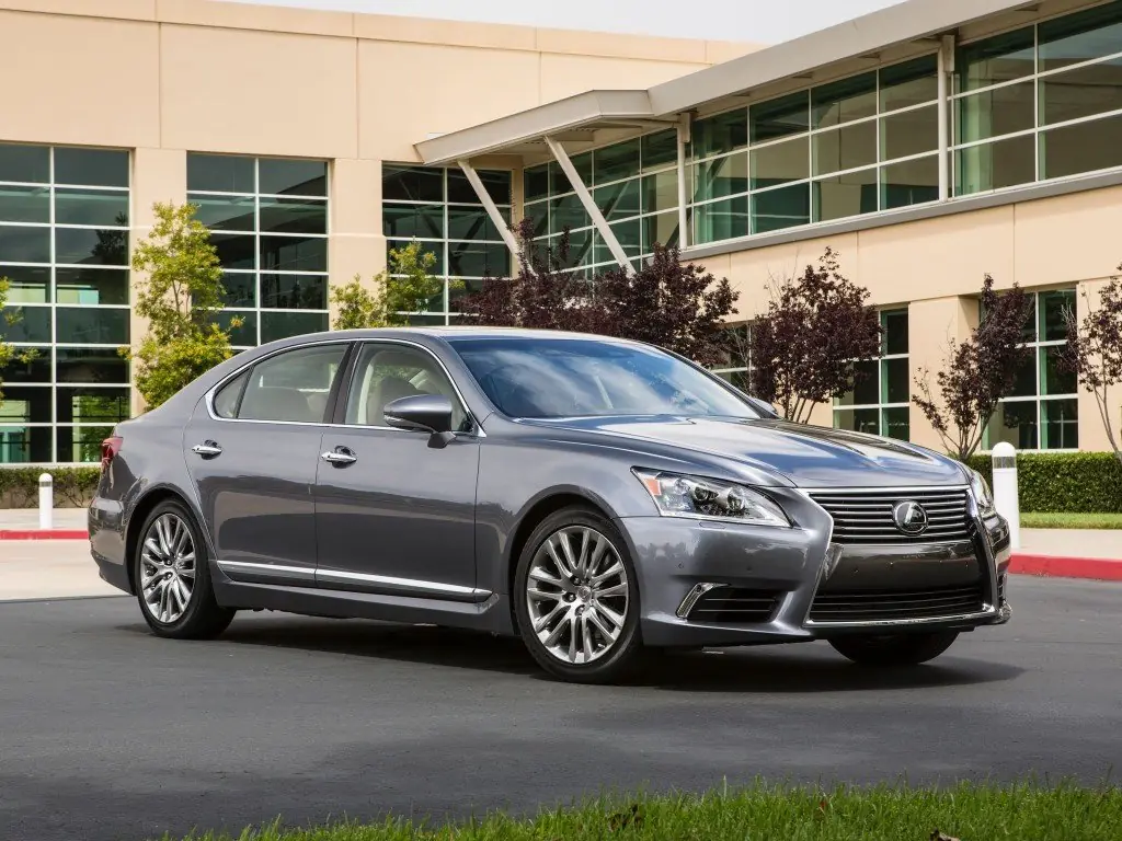 Lexus LS 460 L AWD 2009-2013: вид спереди. Lexus LS 460 L AWD 2009-2013 — вид спереди
