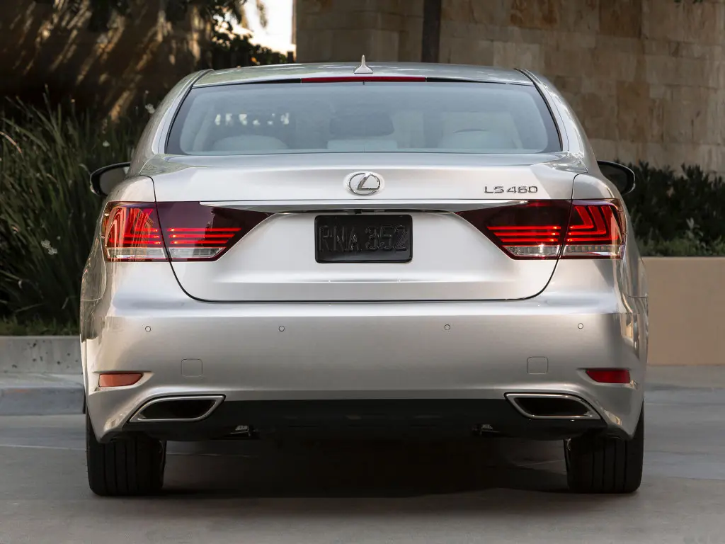 Lexus LS 460 L AWD 2009-2013: вид сзади. Lexus LS 460 L AWD 2009-2013 — вид сзади