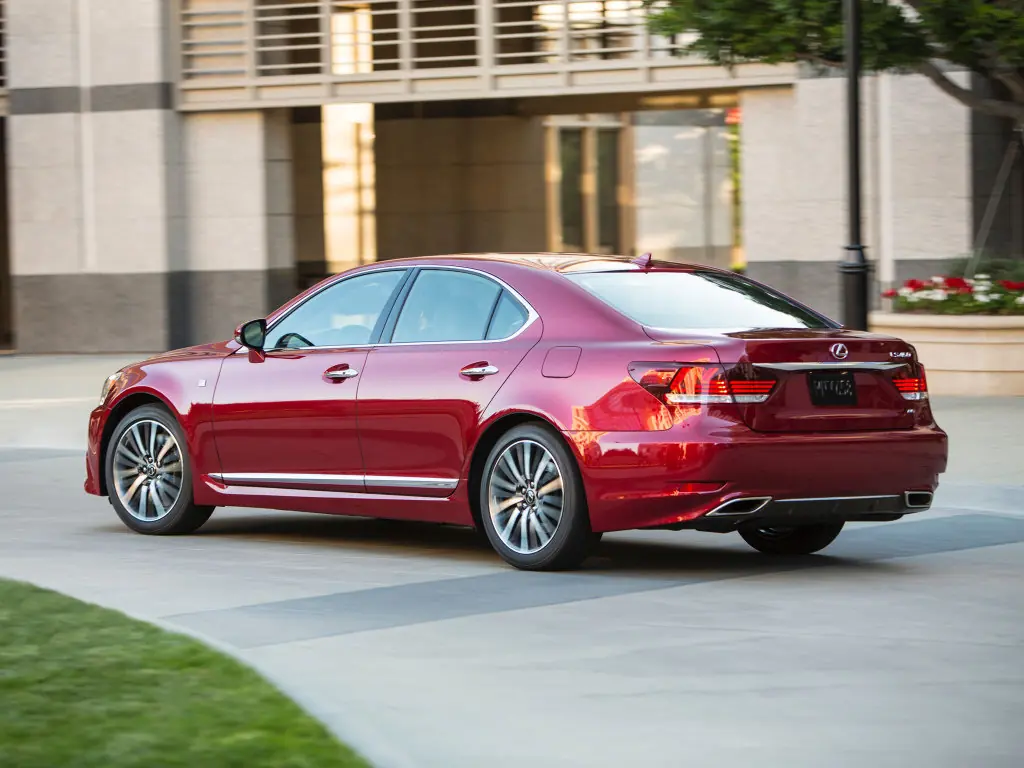 Lexus LS 460 2009-2013: вид сзади. Lexus LS 460 2009-2013 — вид сзади