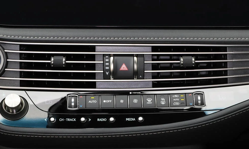 Фото Lexus LS 500 — блок климат-контроля. Панель климата крупным планом — регулировки доступны на ощупь Lexus LS 500 — блок климат-контроля