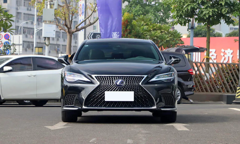 Фото Lexus LS 500 — вид спереди, фото 4. Анфас: пропорции капота, посадка кузова и графика ходовых огней Lexus LS 500 — вид спереди, фото 4