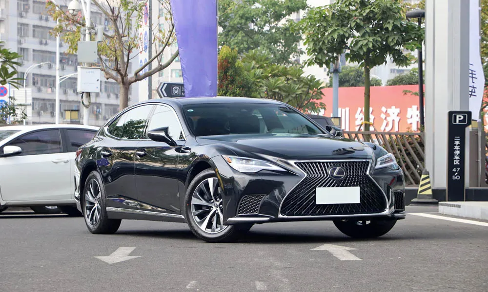 Фото Lexus LS 500 — вид спереди, фото 5. Кузов в чёрном цвете: рисунок оптики и решётки задаёт узнаваемое «лицо» модели Lexus LS 500 — вид спереди, фото 5