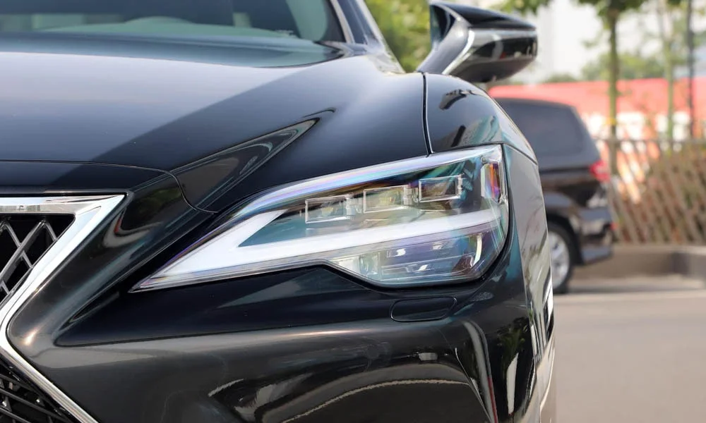 Фото Lexus LS 500 — вид спереди, фото 7. Оптика, решётка и бампер — первое впечатление о модели Lexus LS 500 — вид спереди, фото 7