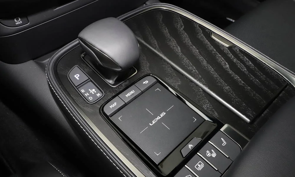 Фото Lexus LS 500 — селектор коробки передач. Управление коробкой: компактный селектор освобождает место на тоннеле Lexus LS 500 — селектор коробки передач