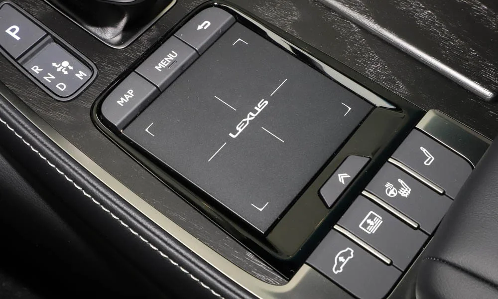 Фото Lexus LS 500 — селектор коробки передач, фото 2. Управление коробкой: компактный селектор освобождает место на тоннеле. Режимы движения и электронный ручник собраны рядом с селектором Lexus LS 500 — селектор коробки передач, фото 2