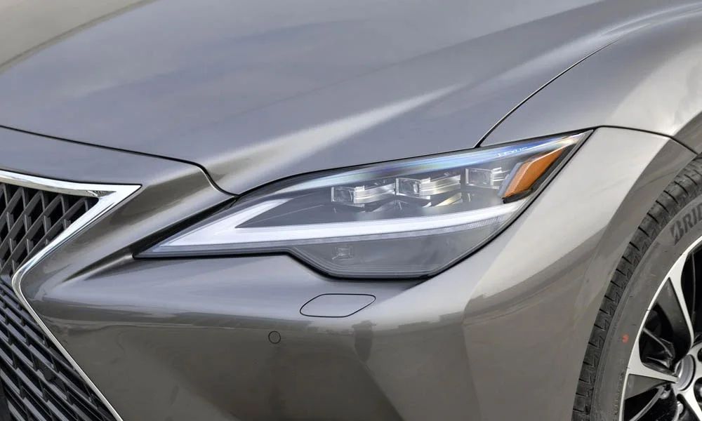 Фото Lexus LS 500 — передняя оптика. Линзы и секции ходовых огней крупным планом Lexus LS 500 — передняя оптика
