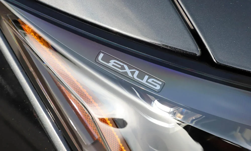 Фото Lexus LS 500 — интерьер, фото 2. Общий план салона: архитектура панели, консоль и кресла Lexus LS 500 — интерьер, фото 2