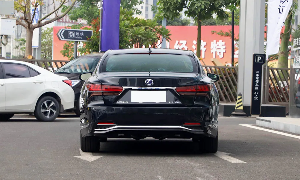 Фото Lexus LS 500 — вид сзади, фото 4. Чёрный кузов сзади — фонари и бампер определяют ночной образ модели Lexus LS 500 — вид сзади, фото 4
