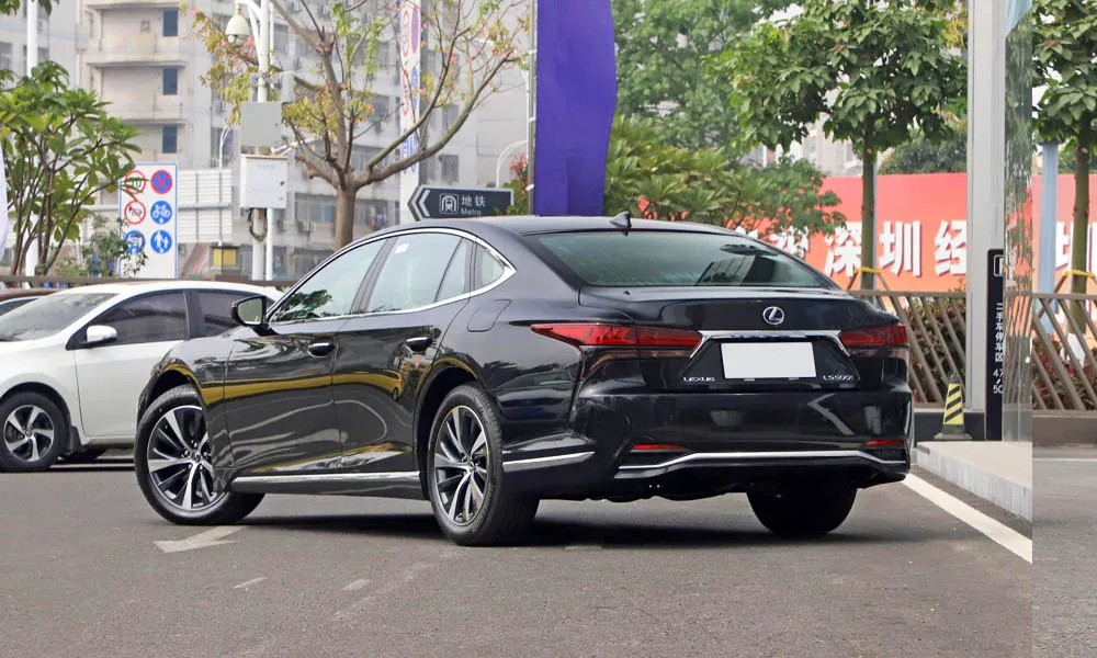 Фото Lexus LS 500 — вид сзади, фото 5. Графика фонарей, бампер и оформление пятой двери Lexus LS 500 — вид сзади, фото 5