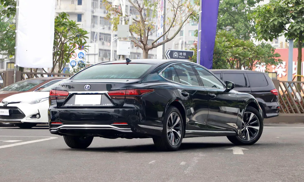 Фото Lexus LS 500 — вид сзади, фото 6. Корма в чёрном цвете: графика фонарей и пластика пятой двери. Светодиодная полоса или раздельные секции — задняя оптика стала главным украшением кормы Lexus LS 500 — вид сзади, фото 6