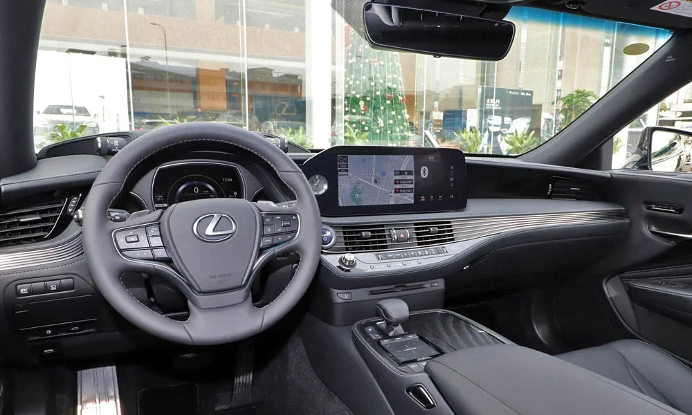 Фото Lexus LS 500 — руль. Обшивка обода и компоновка спиц крупным планом Lexus LS 500 — руль