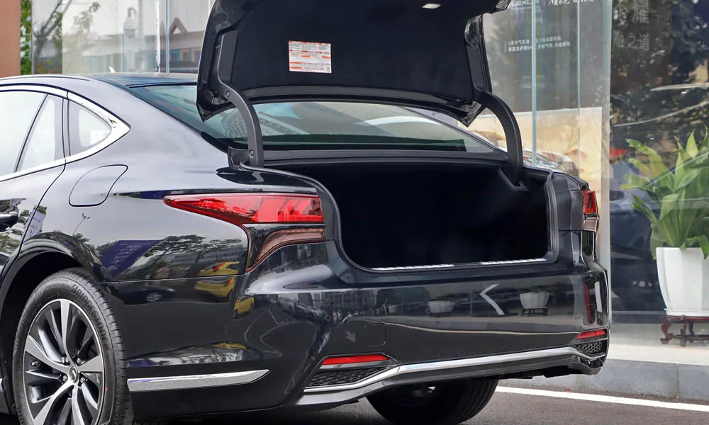 Фото Lexus LS 500 — багажник. Грузовой отсек с открытой дверью: погрузочная высота и ширина проёма Lexus LS 500 — багажник