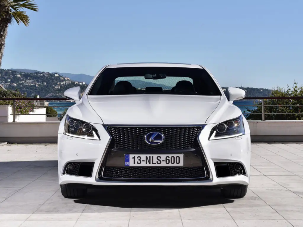 Lexus LS 600h 2009-2012: вид спереди. Lexus LS 600h 2009-2012 — вид спереди