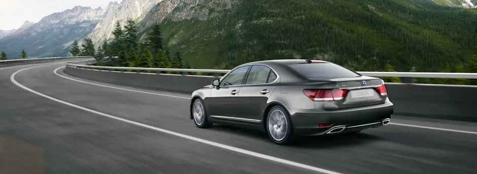 Lexus LS 600h 2009-2012: вид сзади. Lexus LS 600h 2009-2012 — вид сзади