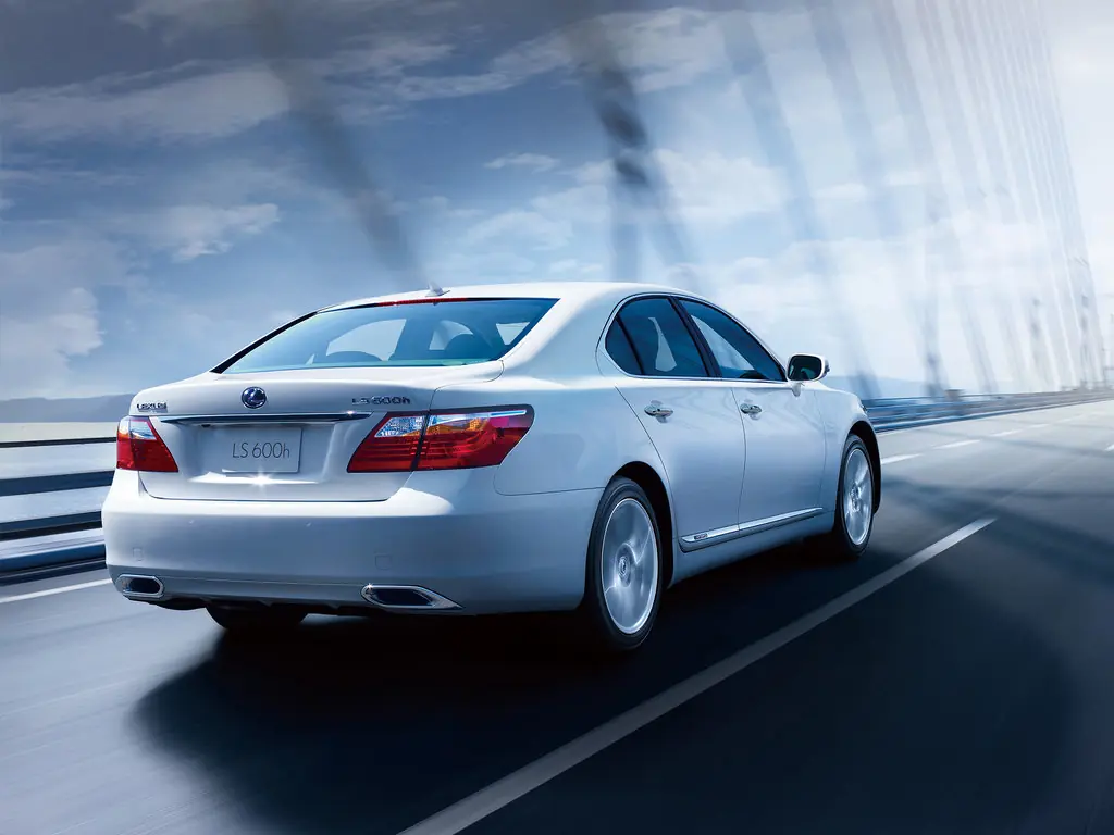 Lexus LS 600h 2009-2012: вид сзади. Lexus LS 600h 2009-2012 — вид сзади