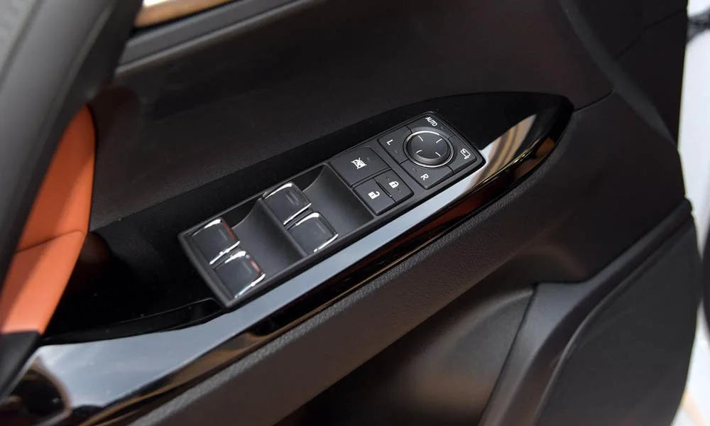 Фото Lexus LX 450d — кнопки управления. Блок клавиш управления крупным планом. Подсветка символов ночью — деталь, которую замечаешь каждый вечер Lexus LX 450d — кнопки управления