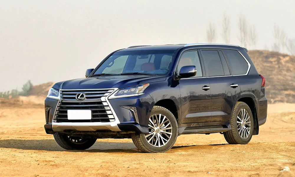 Фото Lexus LX 450d — вид спереди, фото 5. Синий кузов, строгая симметрия оптики — базовый ракурс знакомства с дизайном Lexus LX 450d — вид спереди, фото 5