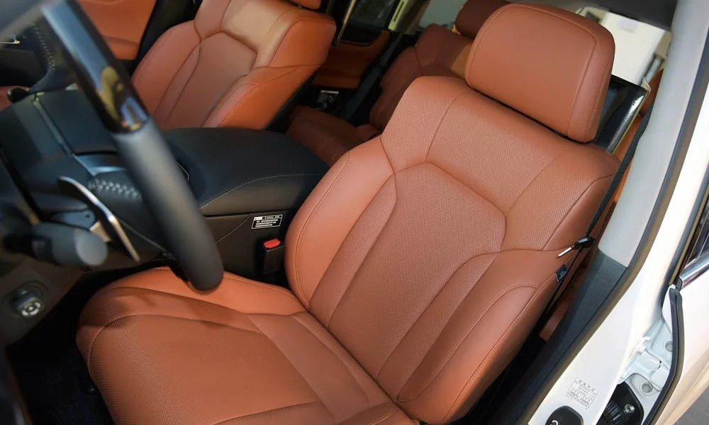 Фото Lexus LX 450d — передние сиденья. Передние кресла в гладкой коже. Регулировки с памятью возвращают кресло под водителя одним нажатием — у версий с электроприводом Lexus LX 450d — передние сиденья