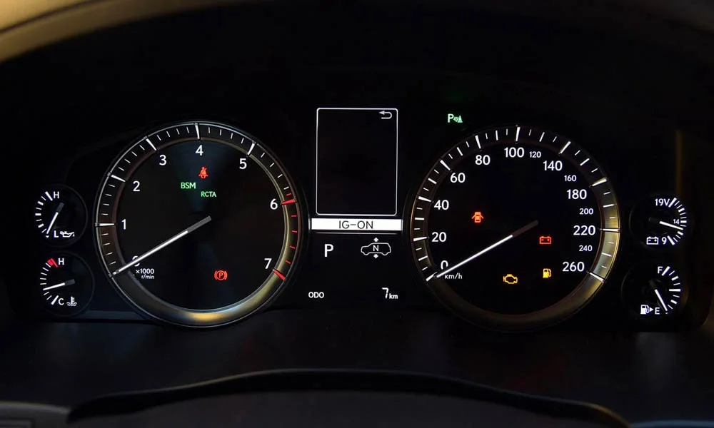 Фото Lexus LX 450d — приборная панель. Экран приборов за рулём — вся ходовая информация перед глазами. Компоновка приборов настраивается в меню у большинства версий Lexus LX 450d — приборная панель