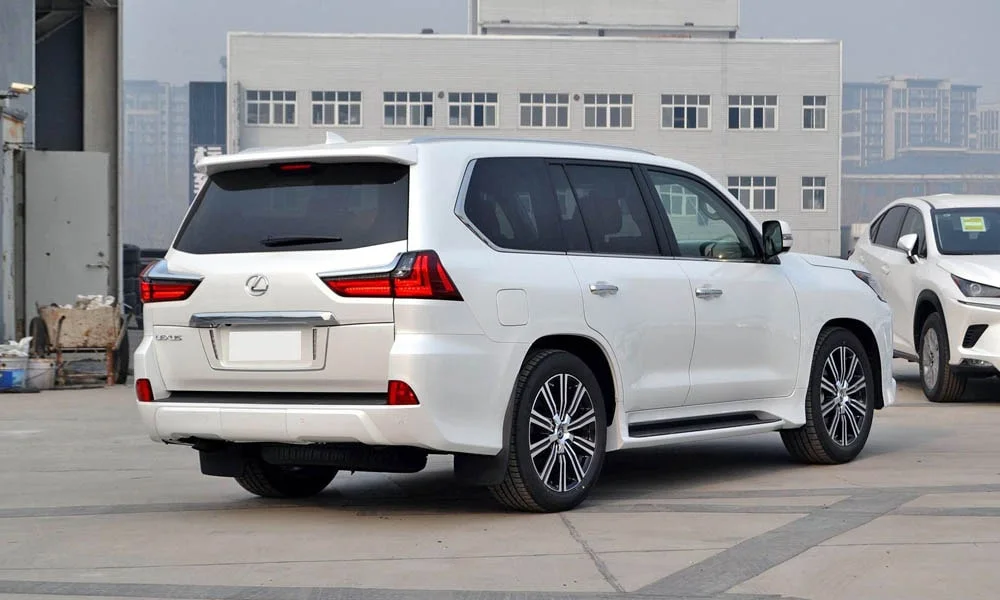 Фото Lexus LX 450d — вид сзади, фото 3. Графика фонарей, бампер и оформление пятой двери. Светодиодная полоса или раздельные секции — задняя оптика стала главным украшением кормы Lexus LX 450d — вид сзади, фото 3