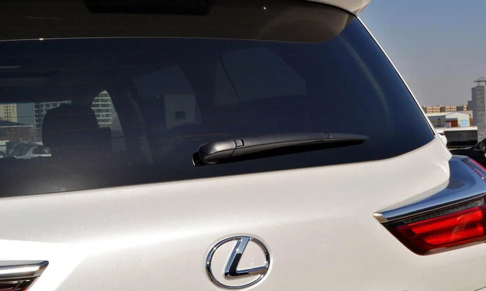 Фото Lexus LX 450d — вид сзади, фото 4. Корма в белом цвете: графика фонарей и пластика пятой двери Lexus LX 450d — вид сзади, фото 4