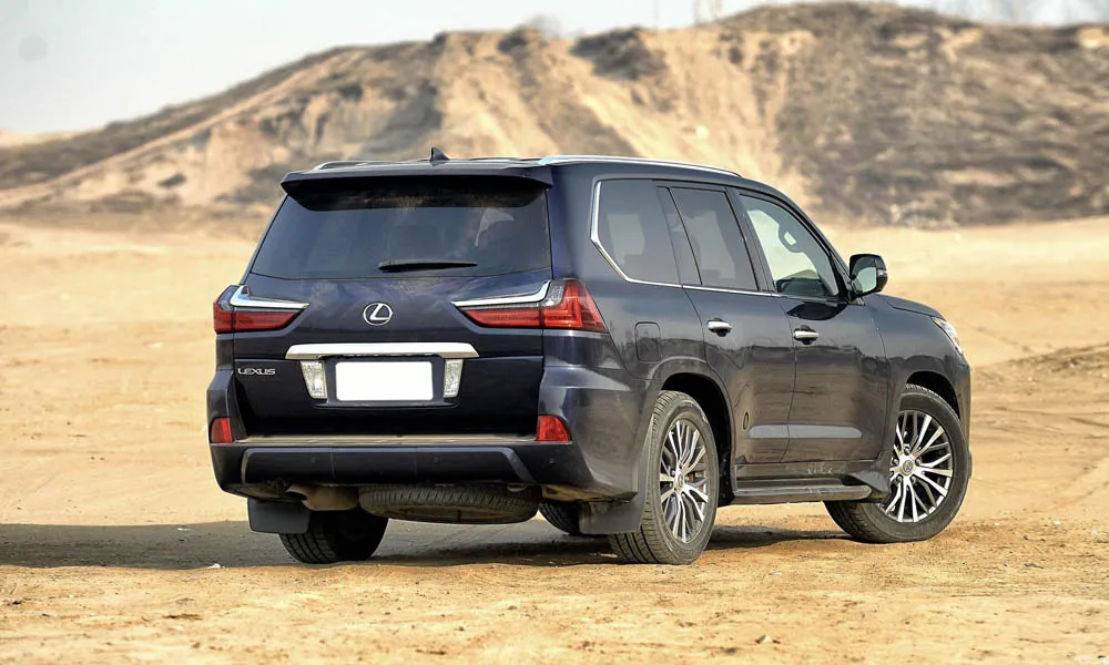 Фото Lexus LX 450d — вид сзади, фото 8. Графика фонарей, бампер и оформление пятой двери. Насадки выхлопа или их имитация внизу бампера различают версии Lexus LX 450d — вид сзади, фото 8