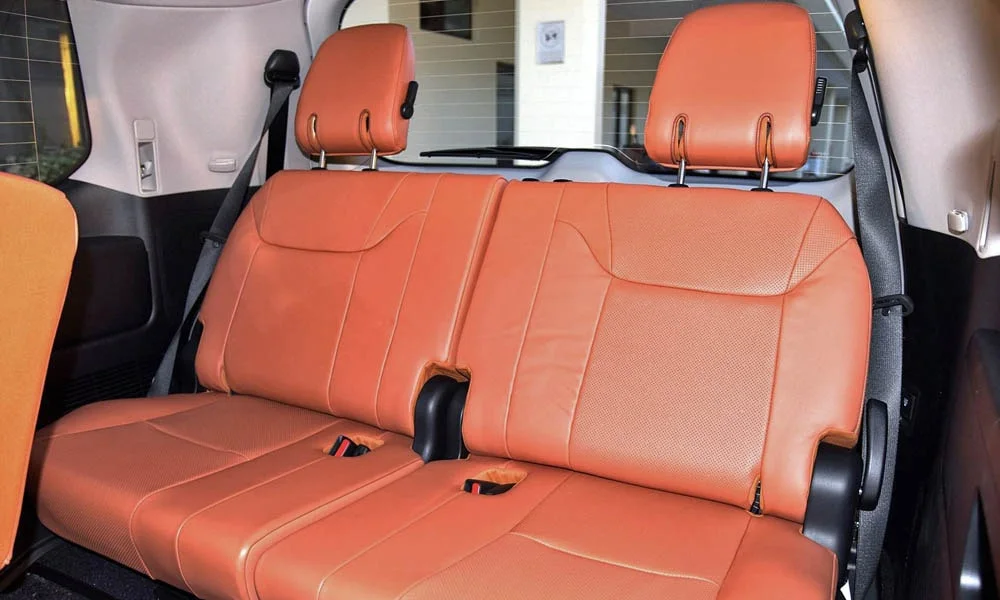 Фото Lexus LX 450d — задние сиденья, фото 2. Задний диван в гладкой коже: посадка и центральный подлокотник. Спинки складываются под длинные грузы у большинства версий Lexus LX 450d — задние сиденья, фото 2