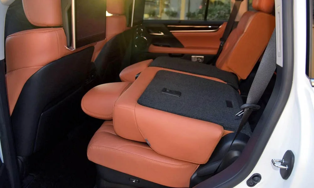Фото Lexus LX 450d — задние сиденья, фото 3. Задний диван в гладкой коже: посадка и центральный подлокотник Lexus LX 450d — задние сиденья, фото 3