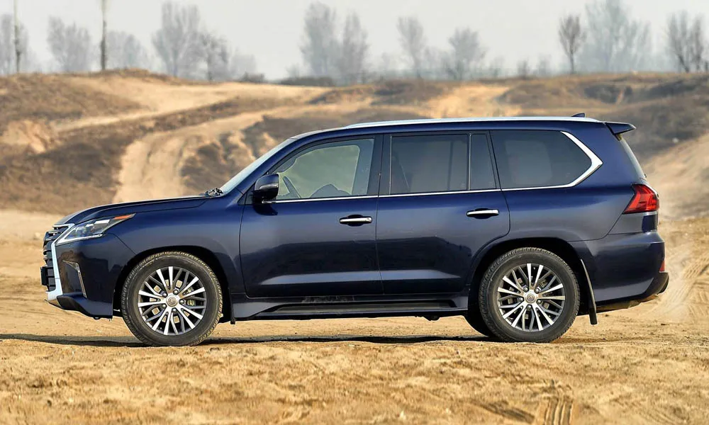 Фото Lexus LX 450d — вид сбоку, фото 3. Сбоку читаются линия остекления и характер выштамповок на синем кузове. Длинная база — простор второго ряда; короткие свесы упрощают парковку Lexus LX 450d — вид сбоку, фото 3