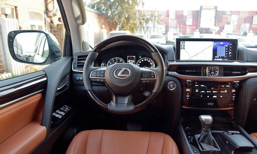 Фото Lexus LX 450d — руль. Обшивка обода и компоновка спиц крупным планом. Правильная посадка: руки на «9 и 3», приборы читаются поверх обода Lexus LX 450d — руль
