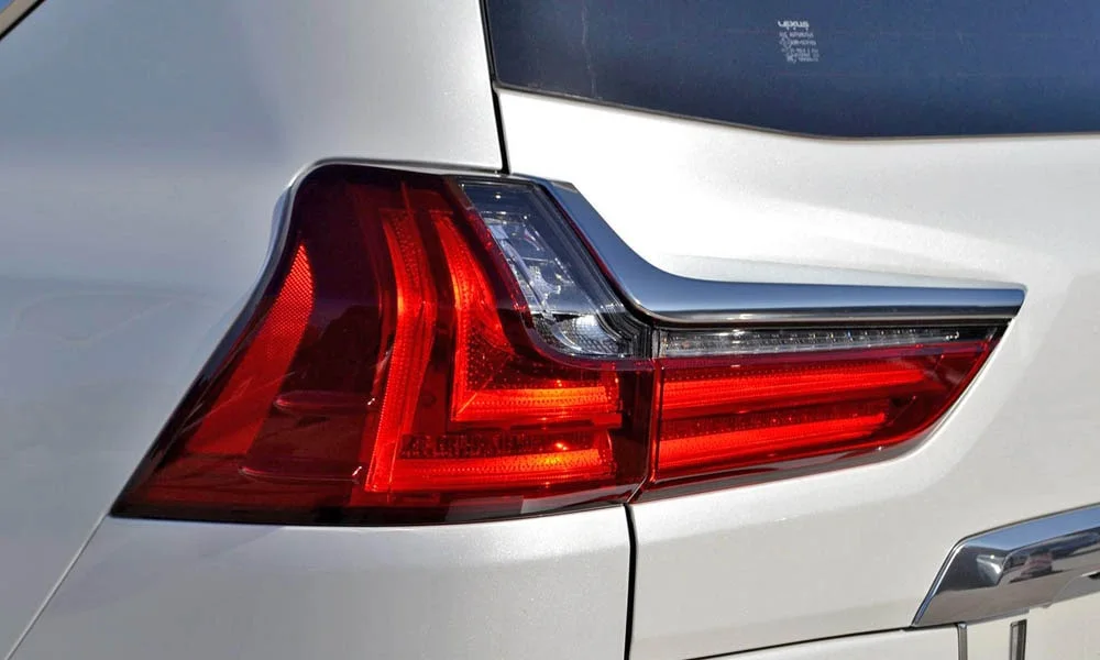 Фото Lexus LX 450d — задние фонари. Рассеиватель фонаря вблизи: компоновка секций габарита, стопа и поворотника. Динамические поворотники с бегущей индикацией встречаются в старших комплектациях Lexus LX 450d — задние фонари