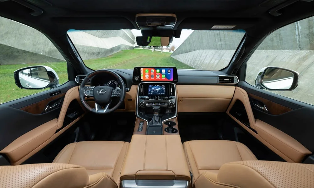 Фото Lexus LX 500d (2022) — передняя панель. Компоновка экранов, дефлекторов и консоли. Минимум физических кнопок — ставка на экранное управление Lexus LX 500d (2022) — передняя панель